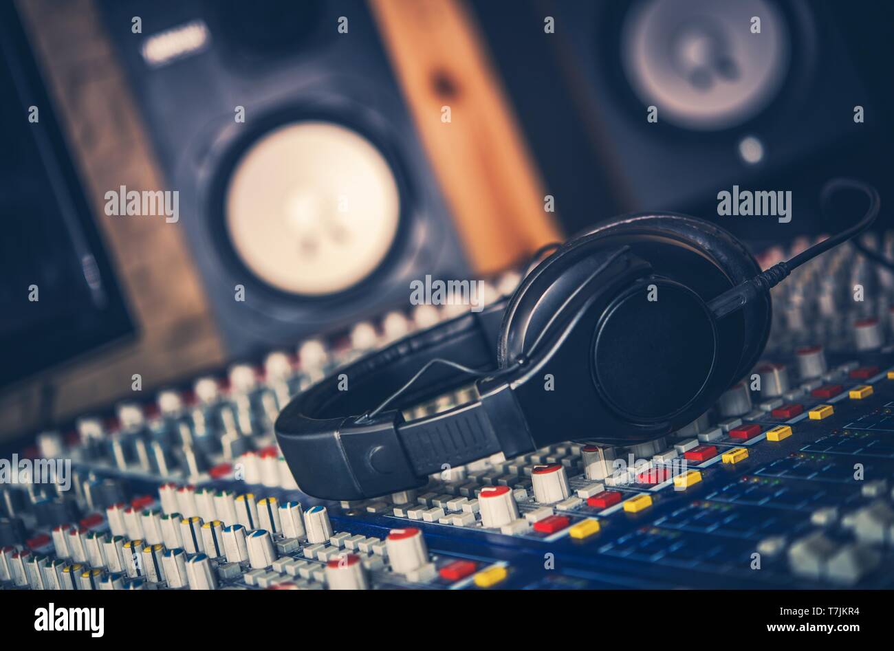 Il Mastering audio lavoro. Apparecchiature audio in studio di registrazione. Cuffie professionali e Mixer Audio. La tecnologia moderna. Foto Stock