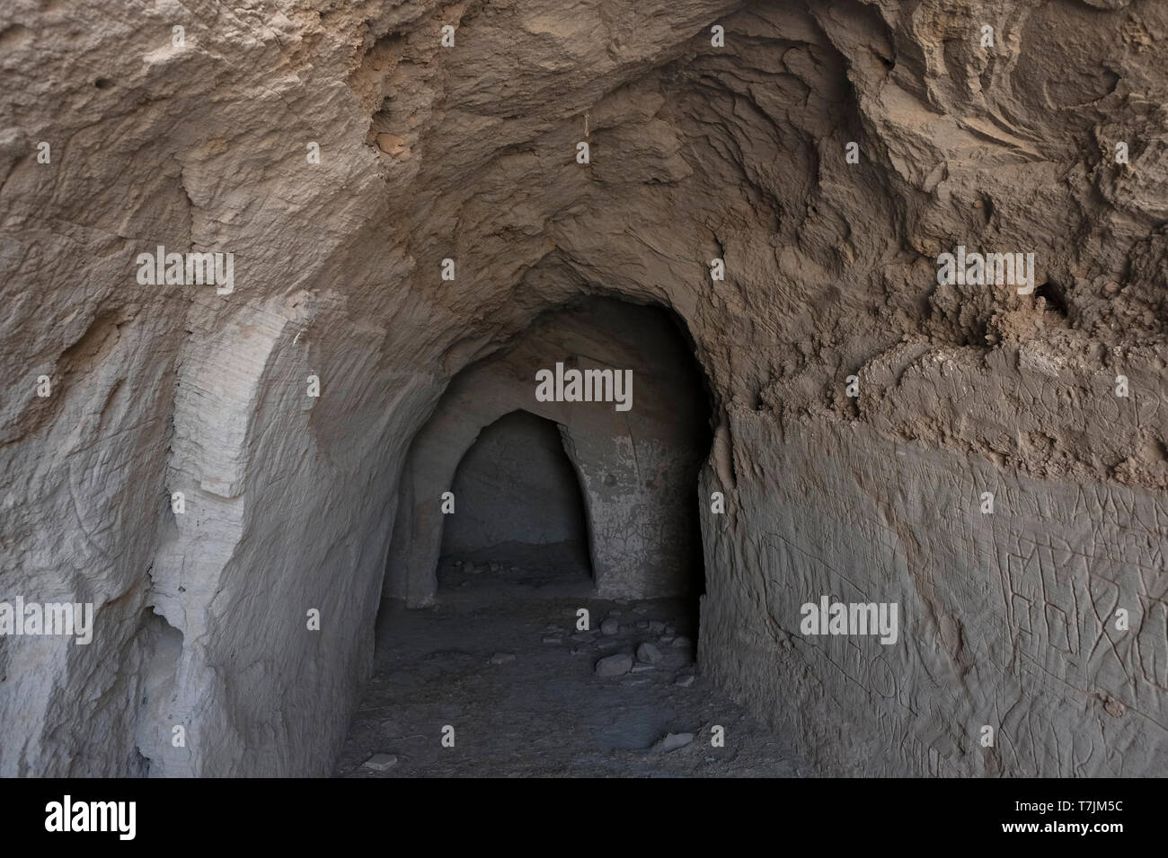 Resti dell'uomo scavato fatto grotte in arenaria dal 1 °-4 ° secolo CE a Kara Tepe sito archeologico che era un complesso monastico buddista costruito su tre colline vicino al confine con l'Afghanistan e Termez moderno a Surkhandarya o Surxondaryo Regione Uzbekistan Foto Stock