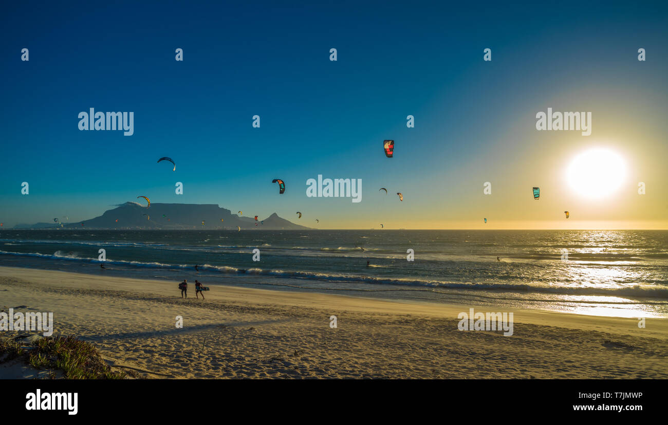 Kite surfers di Città del Capo in Sud Africa. Foto Stock