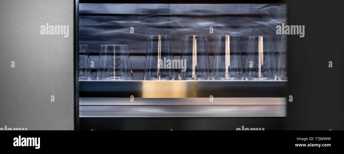 Il brandy di occhiali e wineglasses closeup. Foto Stock