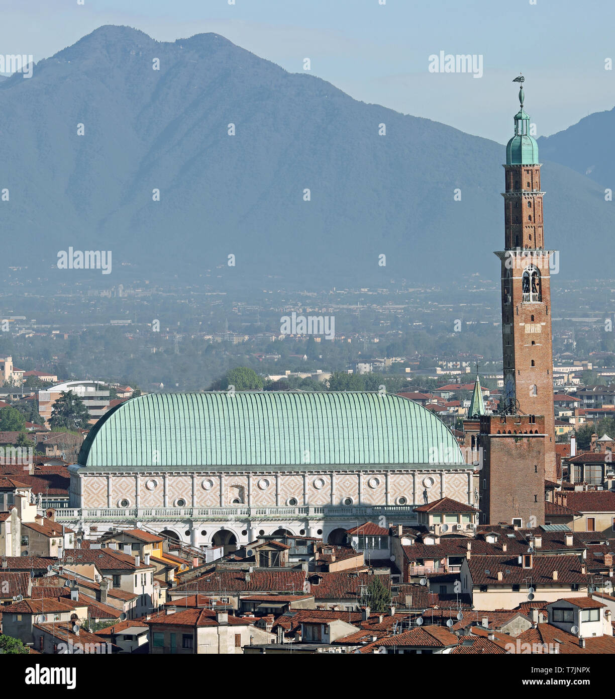 Vicenza città in Italia e il famoso monumento chiamato Basilica Palladiana e il Monte Summano in background Foto Stock