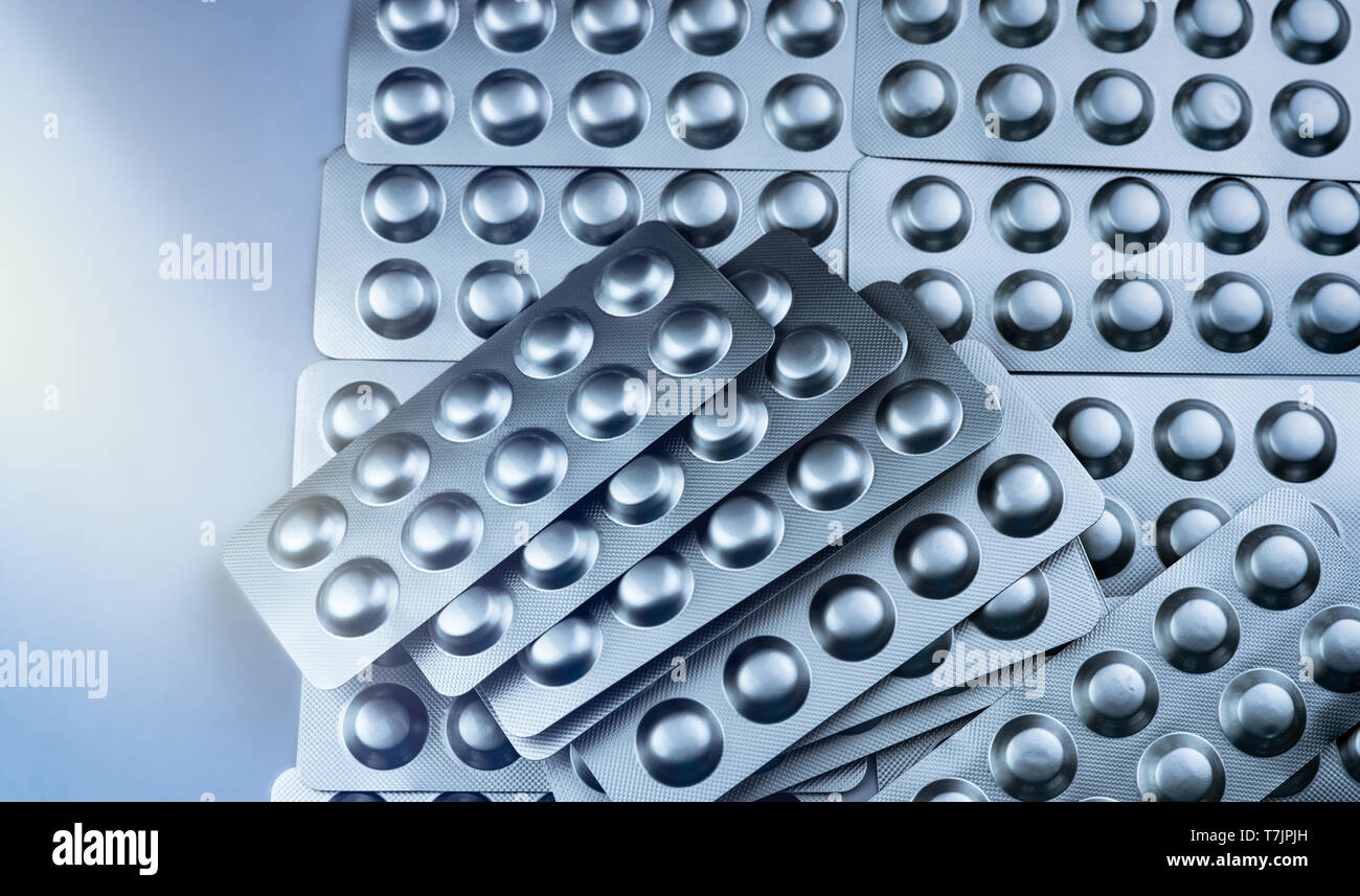 Antidolorifico e rilassante muscolare medicina. Pila di foglio di alluminio argentato confezione blister. Farmacologia e industria farmaceutica concetto. Il consumo di stupefacenti Foto Stock