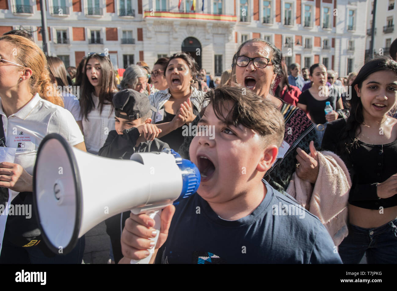 Un ragazzo vede urlando non più il razzismo contro il popolo zingaro in Spagna. Comunità zingara marzo per protestare contro gli attacchi razzisti che stanno avendo luogo ho Foto Stock