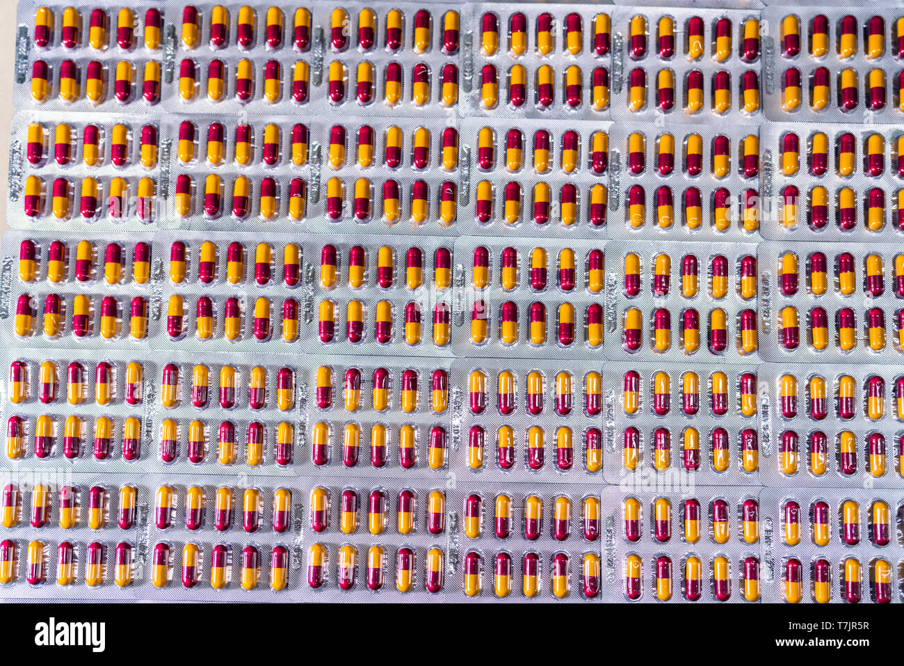 Capsula di antibiotico pillole in confezione blister alla linea di produzione dei prodotti farmaceutici Fabbricazione di fabbrica. Industria farmaceutica e galenico concept Foto Stock