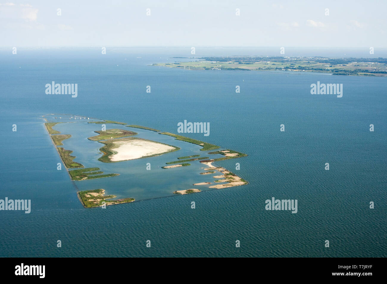 Vista aerea del De Kreupel, IJsselmeer, Paesi Bassi. Un'isola artificiale per la protezione di uccelli nidificanti. Foto Stock