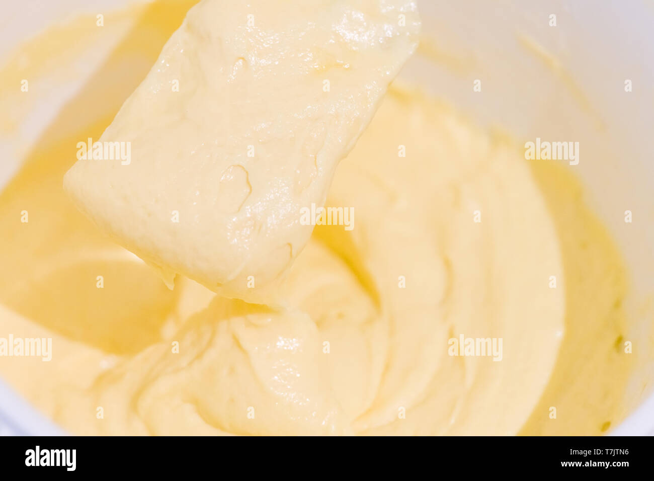 Pastella utilizzata per rivestire la frittura.Il lavoro di pastella formando un guscio croccante attorno al cibo.pastella è sottile pasta fatta in casa per frittelle waffle e crepe.mescolare l'impasto Foto Stock