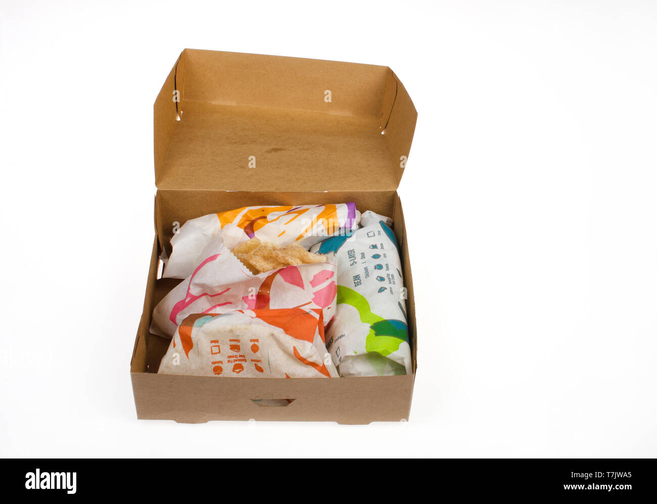 Taco Bell caricato Taco scatola contenente croccante guscio rigido taco, piccante caricato nacho soft taco, muscoloso 5 strato burrito e cannella torsioni Foto Stock