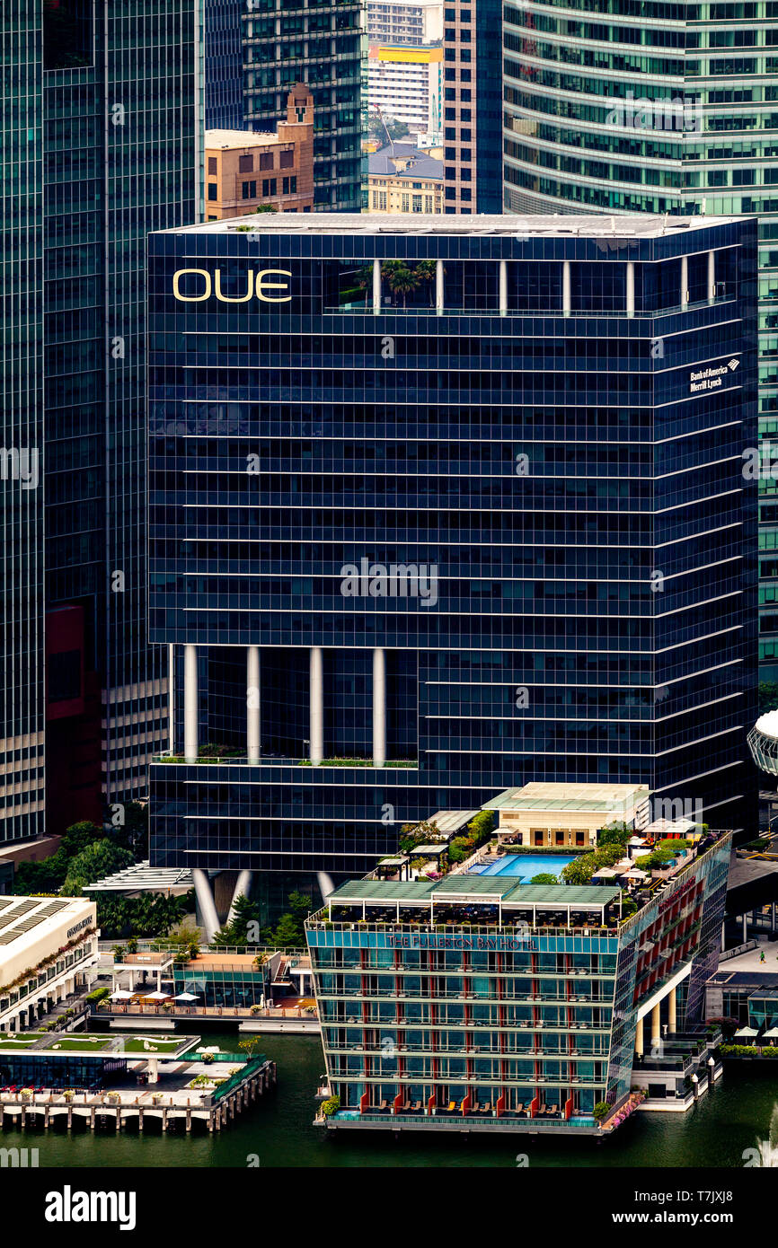 Il Fullerton Bay Hotel e lo skyline di Singapore, Singapore, Sud-est asiatico Foto Stock