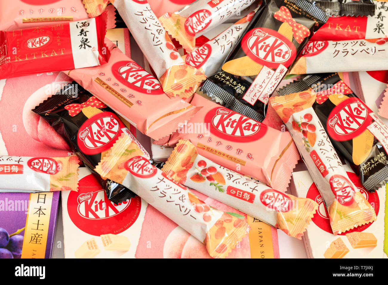 Varietà diffusa di giapponese Kitkat bar, lampone, banana, dado, pesca,  melone Foto stock - Alamy