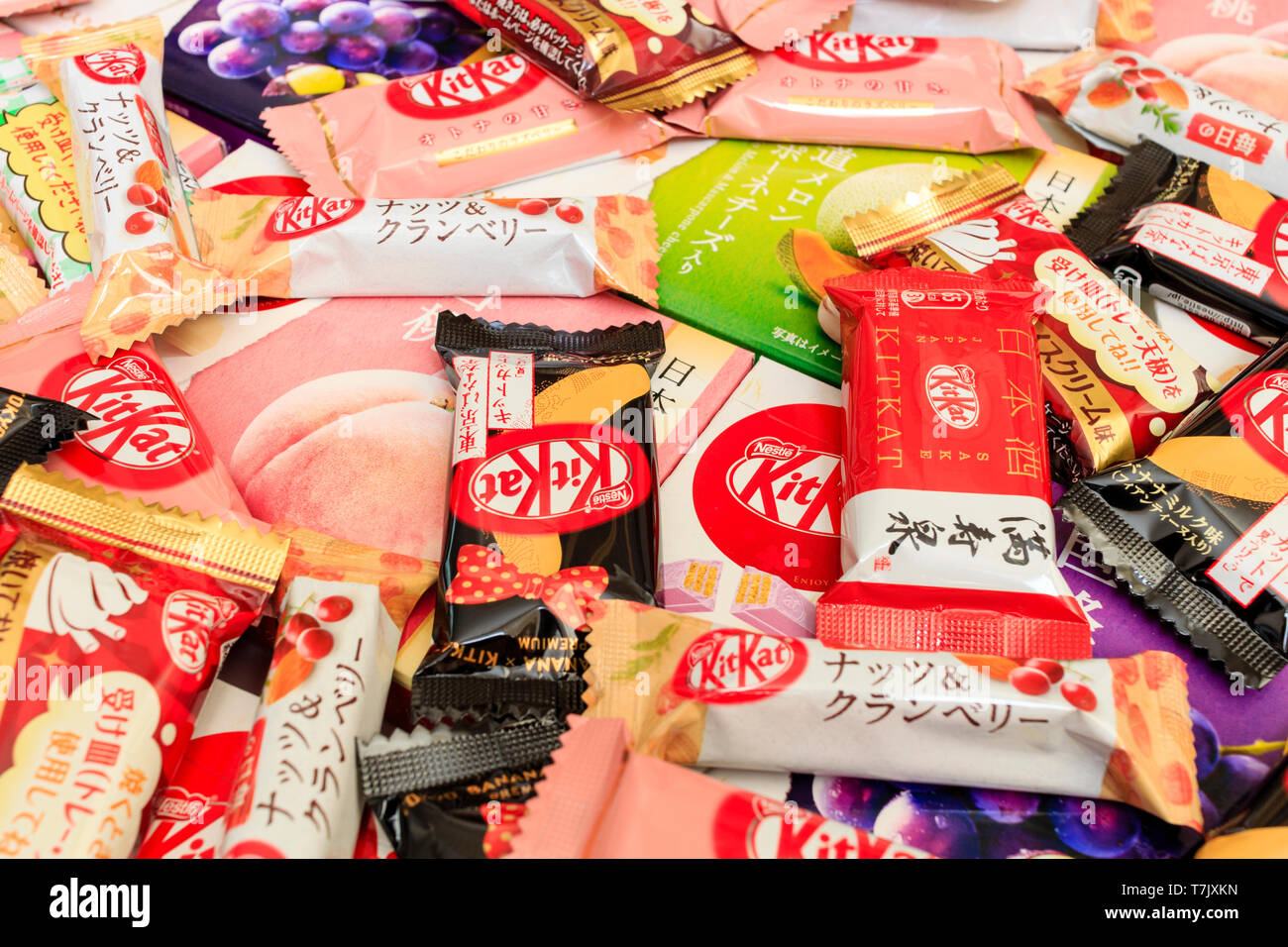 Varietà diffusa di giapponese Kitkat bar, lampone, banana, dado, cookable ones, melone e uva. Foto Stock