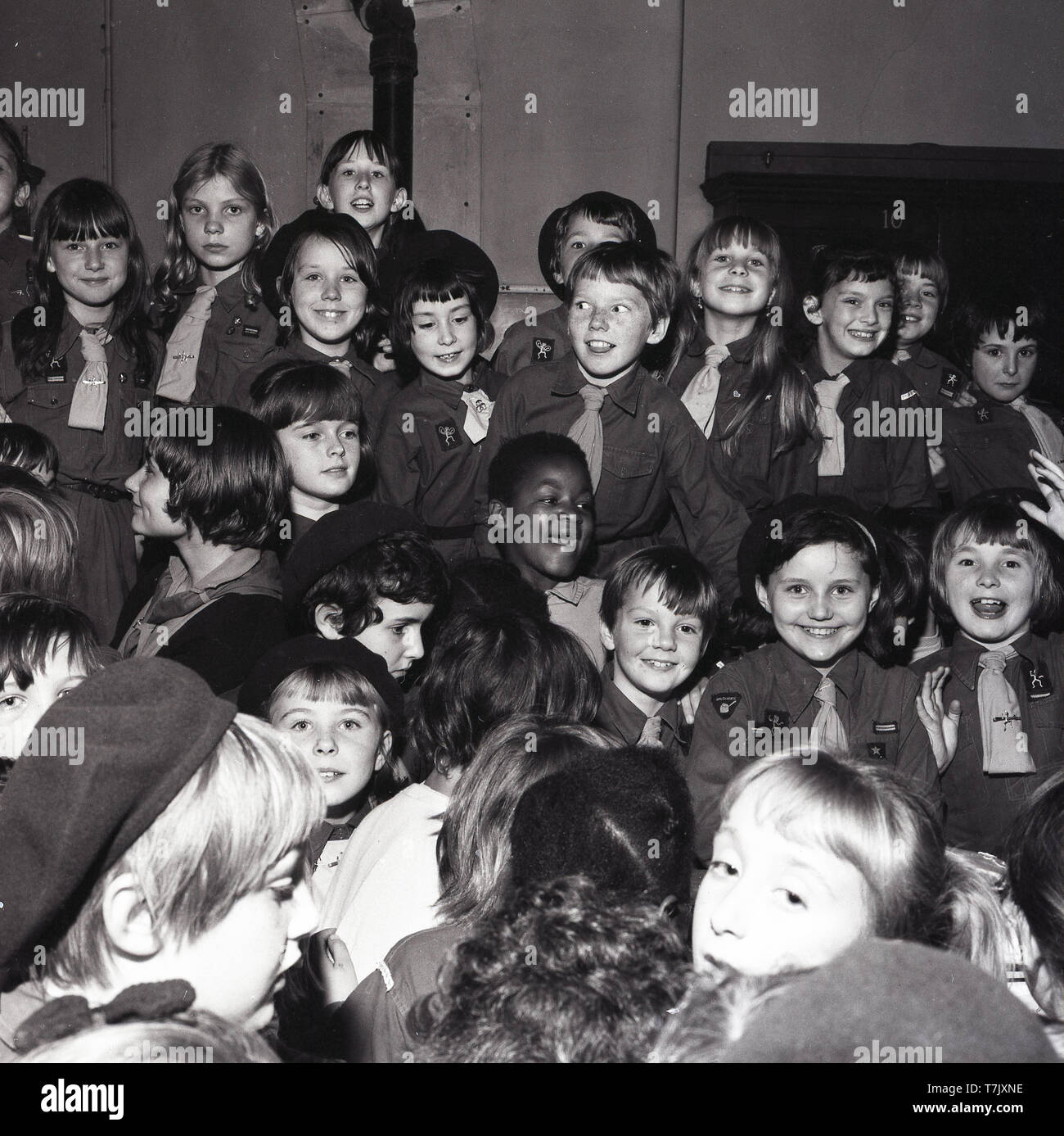 1964, storico gruppo di felice, entusiasta giovane byos un ragazze, 'Brownies' - giovani girl guides sotto i 11 anni - celebra il cinquantesimo anniversario della brownies, Inghilterra, Regno Unito. Foto Stock