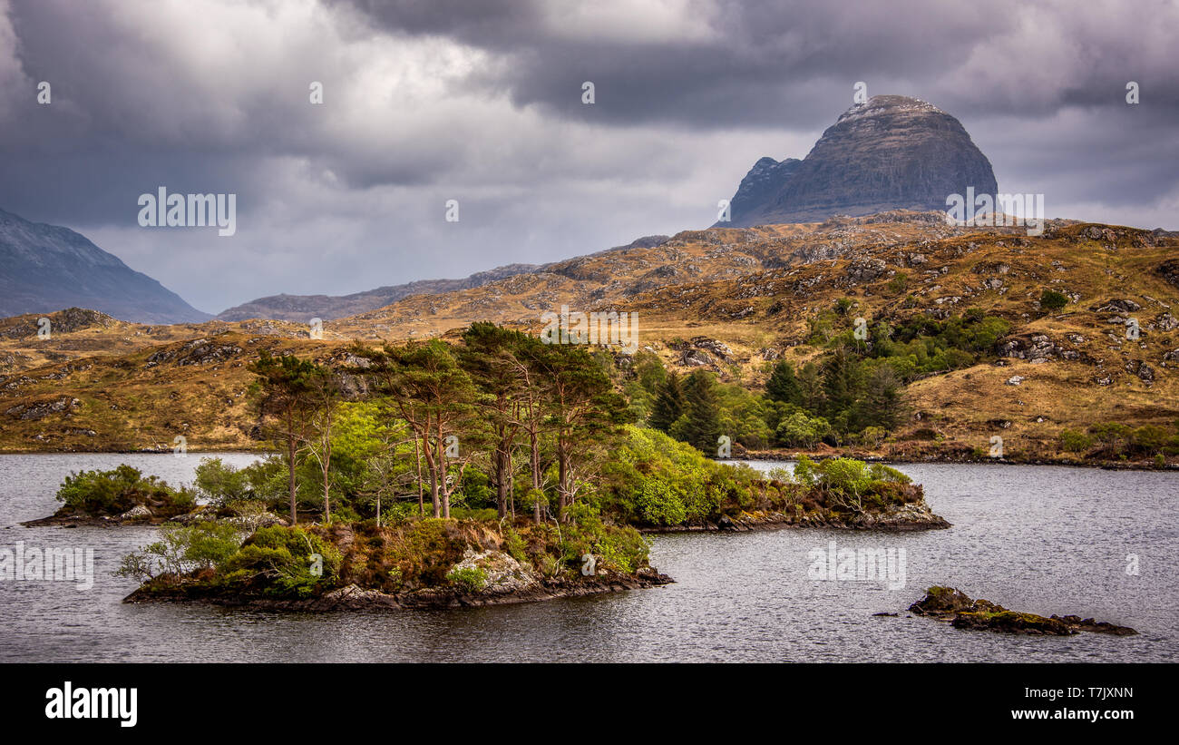 Il più famoso di tutti i monti Assynt nel nord della Scozia è il possente Suilven, a 731m. alto, 2km lungo la cresta rocciosa a picco fino dal mare Foto Stock