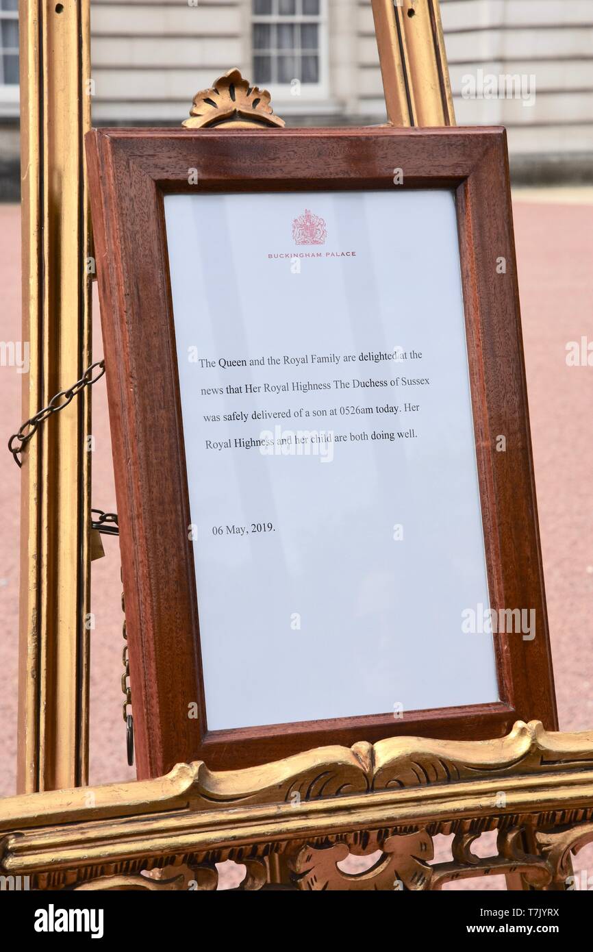 Meghan Duchessa di Sussex ha dato alla luce un bambino su 06/05/2019. Un avviso è stato posto su un cavalletto nel cortile del Palazzo di Buckingham a announcethe Royal nascita per il Duca e la Duchessa di Sussex. Buckingham Palace. Londra Foto Stock