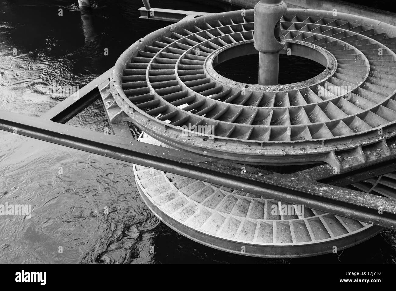 Massive turbina di acqua sul fiume Reuss di Lucerna, Svizzera. Foto in bianco e nero Foto Stock