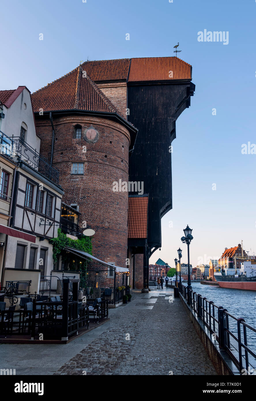 Vista laterale della famosa gru medievale a Danzica, Polonia Foto Stock