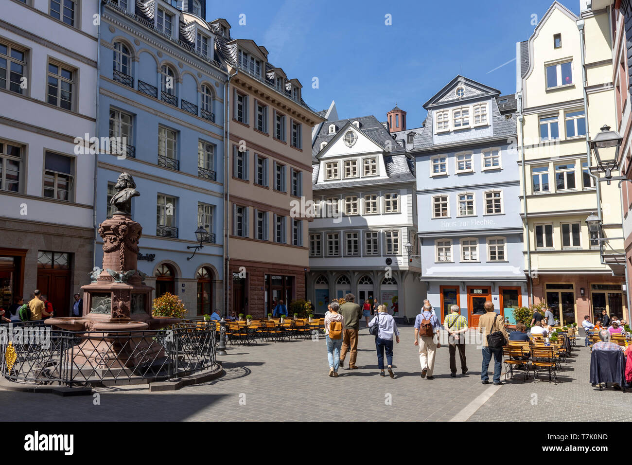 Frankfurt am Main, Die neue Altstadt, rekonstruierte Häuser im Altstadtviertel zwischen Römer und Dom, Hühnermarkt, Friedrich-Stoltze-Brunnen Foto Stock