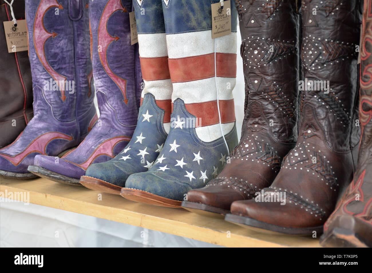 Usato stivali da cowboy americano a stelle e strisce su di loro per cowgirls NEGLI STATI UNITI Foto Stock