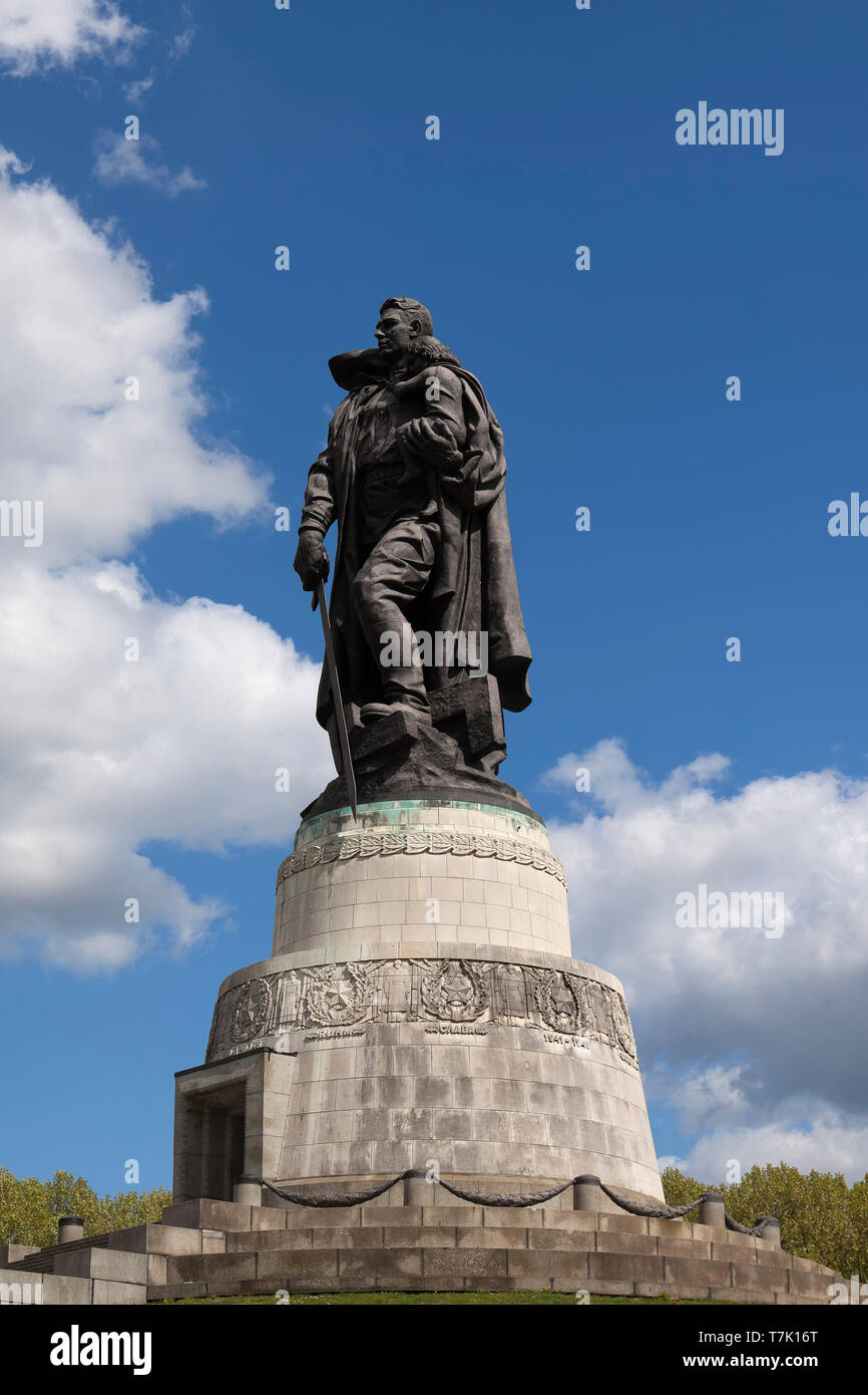 Guerra sovietica Memorial, War Memorial e il cimitero militare di Berlino di Treptower Park Foto Stock