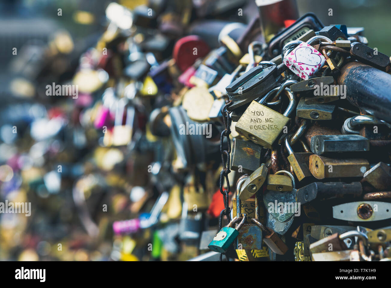 Io e te amiamo per sempre le serrature, i lucchetti bloccati su un ponte come simbolo di amore, impegno e romanticismo, Foto Stock