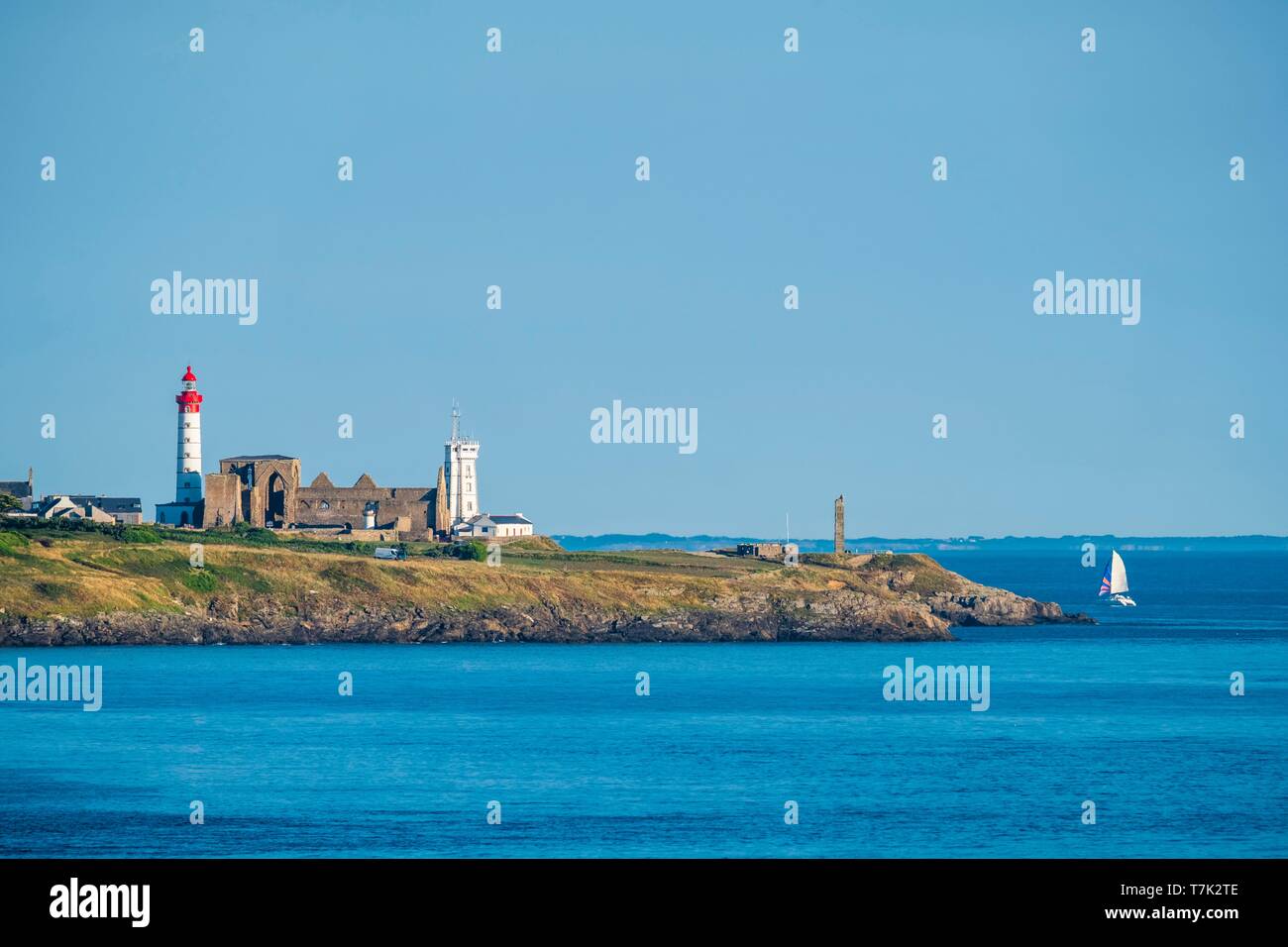 Francia, Finisterre, Plougonvelin, Pointe Saint Mathieu, Saint Mathieu faro e abbey visto da Le Conquet Foto Stock