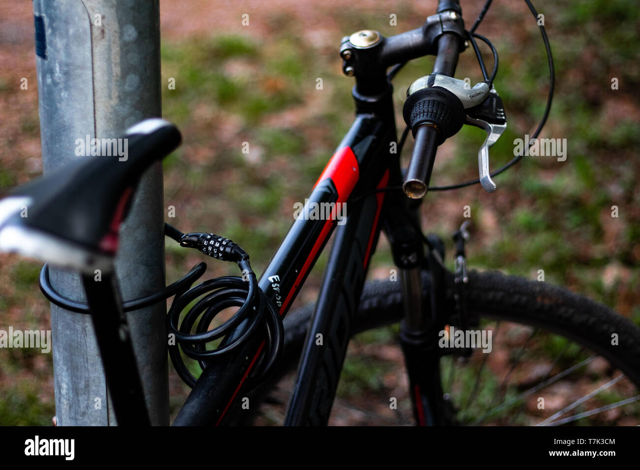 Bicicletta nero bloccato su palo Foto Stock