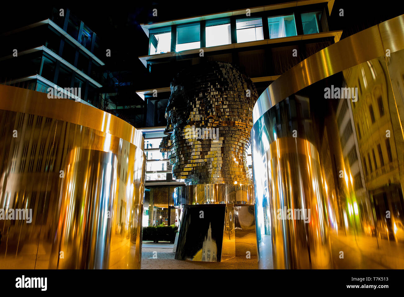 Praga Repubblica Ceca, Aprile 4, 2019. La metamorfosi ruotando 42 Strato-scultura di Franz Kafka la testa da David Cerny alla sera con l elettrico Foto Stock