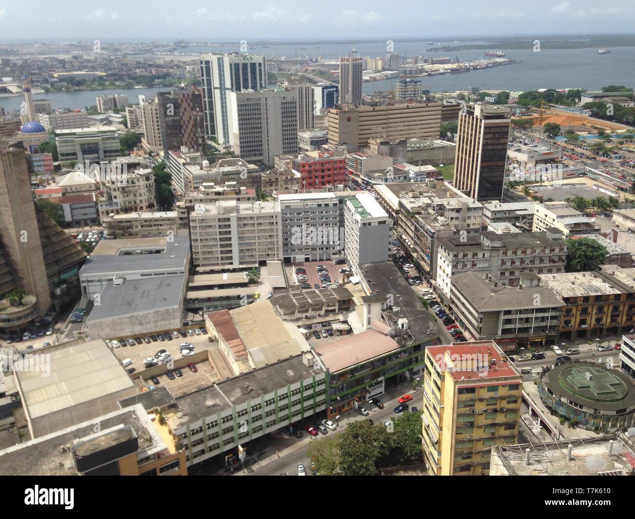 Città di Abidjan da sky girato dall'edificio Foto Stock