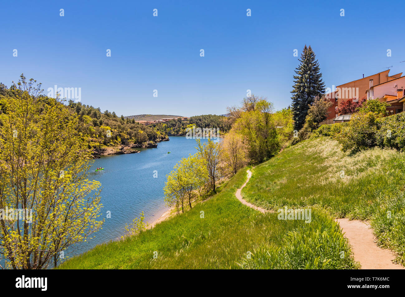 Canoa vela il corso del fiume lozoya. Buitrago de Lozoya Madrid Spagna Foto Stock