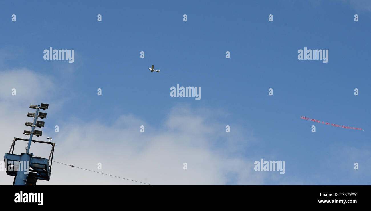 07 maggio 2019, US, Mountain View: Google Critics Circle un aereo con un banner di protesta nel corso della conferenza per sviluppatori Google I/O. Si dice 'controllo di Google non è privacy' lungo con l'hash tag 'Salva messaggi locali". Foto: Andrej Sokolow/dpa Foto Stock