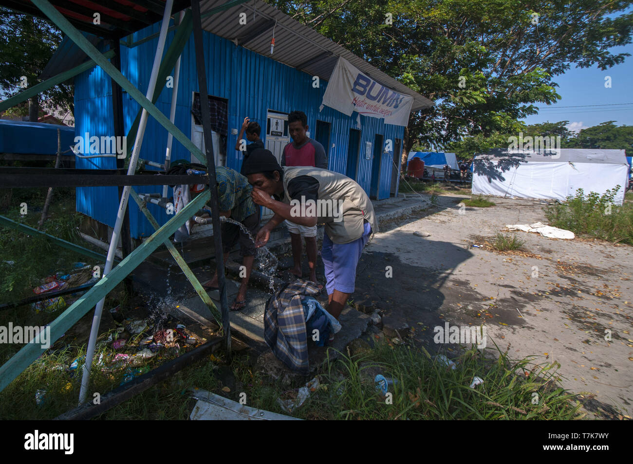 Palu, Sulawesi centrali, Indonesia. Il 7 maggio, 2019. PALU, Sulawesi centrali, Indonesia - 7 maggio : un numero di vittime di catastrofi hanno preso abluzione acqua per eseguire l'ASR preghiere alla moschea di emergenza nel complesso della grande moschea Darussalam a Palu, Sulawesi centrali, martedì (7 maggio 2019). Dopo sette mesi di disastro del 28 settembre 2018, centinaia di vittime sono state costrette a vivere la loro vita in composto di rifugiati e di subire il mese del Ramadan in quel luogo poiché essi non dispongono di un alloggio temporaneo. Credito: Sijori Immagini/ZUMA filo/Alamy Live News Foto Stock