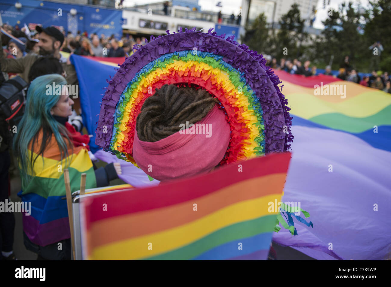 Varsavia, Mazowieckie, Polonia. Il 7 maggio, 2019. Un manifestante visto con un alone sul suo capo dipinto con i colori del arcobaleno durante la dimostrazione.manifestanti radunati nel centro di Varsavia e a dimostrare la loro solidarietà con Elzbieta Podlesna, una strada opposizione militante che è stato arrestato per sospetto di offendere il sentimento religioso, dopo i manifesti che porta una immagine della Vergine Maria con il suo alone verniciato nei colori della bandiera arcobaleno è apparso nella città di P?ock in Polonia centrale. Il polacco il ministro degli interni, Joachim Brudzi?ski, ha annunciato su Twitter il lunedì che una persona è stata arr Foto Stock