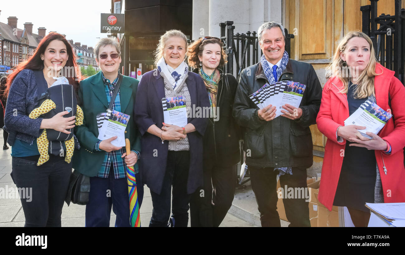 Golders Green, Londra, Regno Unito, 07 maggio 2019. Da sinistra a destra: MP Luciana Berger (Modifica UK portavoce per gli affari interni, Salute, digitale e cultura), cambiare l'eurodeputato britannico candidati Karen Newman, Carole Tongue, Jessica Simor, QC, Gavin Esler e Annabel Mullin consegnare volantini su una strada per promuovere il cambiamento nel Regno Unito (Il gruppo indipendente) partito vicino a Golders Green La stazione della metropolitana di Londra. Credito: Imageplotter/Alamy Live News Foto Stock