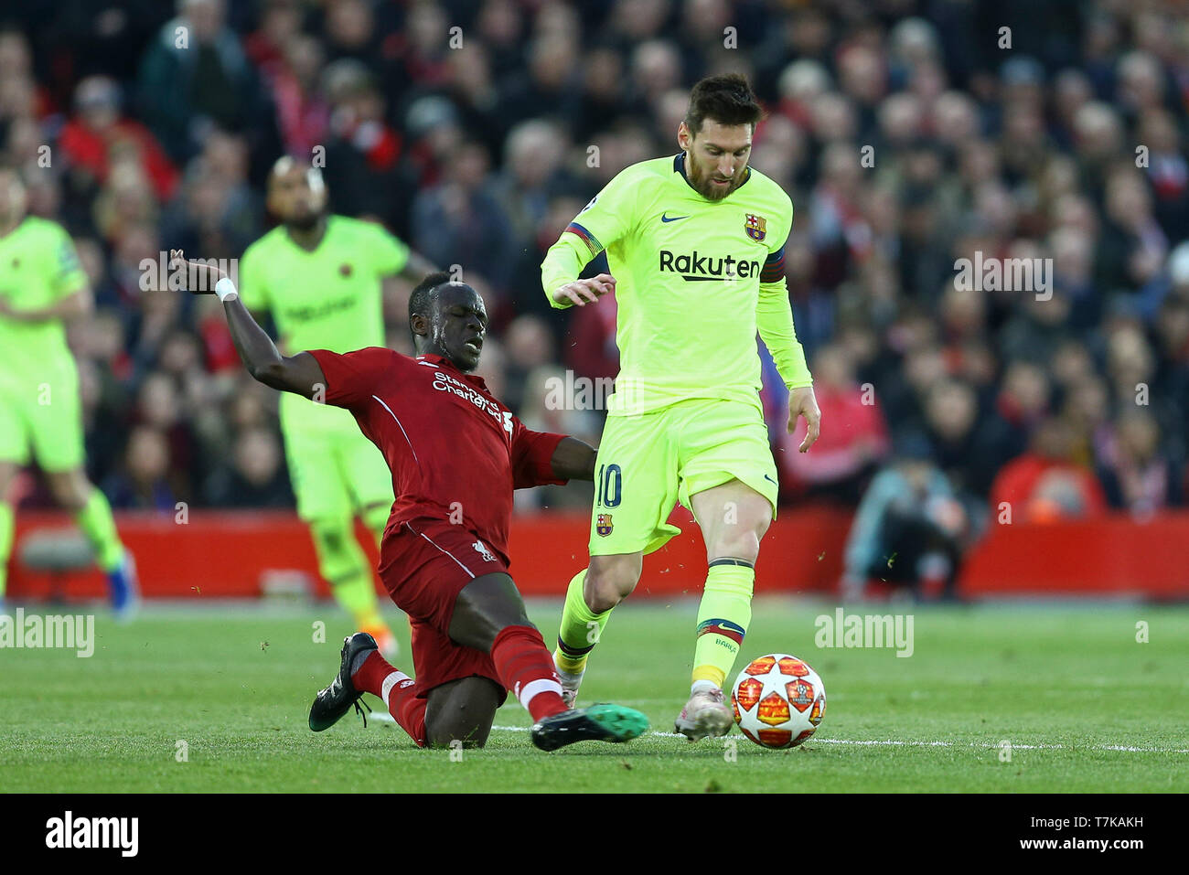 Liverpool, Regno Unito. 07 Maggio, 2019. Sadio Mane di Liverpool (l) affronta Lionel Messi di Barcellona. UEFA Champions League semi final, seconda gamba corrispondono, Liverpool v Barcellona ad Anfield Stadium di Liverpool martedì 7 maggio 2019. Questa immagine può essere utilizzata solo per scopi editoriali. Solo uso editoriale, è richiesta una licenza per uso commerciale. Nessun uso in scommesse, giochi o un singolo giocatore/club/league pubblicazioni. pic da Chris Stading/Andrew Orchard fotografia sportiva/Alamy Live news Credito: Andrew Orchard fotografia sportiva/Alamy Live News Foto Stock