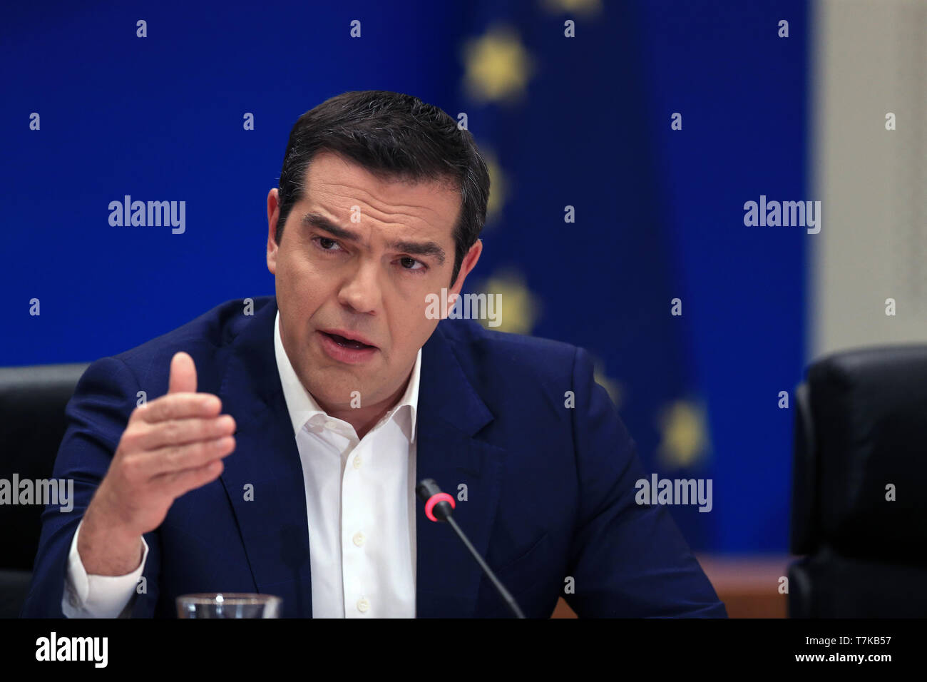 Atene, Grecia. Il 7 maggio, 2019. Il Primo Ministro greco, Alexis Tsipras parla durante una conferenza stampa tenutasi ad Atene, in Grecia, in data 7 maggio 2019. Il governo greco ha annunciato martedì un pacchetto di misure intese ad alleviare gli oneri per il contribuente nel post-bailout ser. Credito: Marios Lolos/Xinhua/Alamy Live News Foto Stock