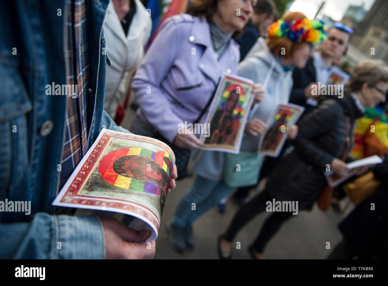 I dimostranti sono visti tenendo cartelloni con la Vergine Maria foto durante la dimostrazione. I dimostranti si sono riuniti nel centro di Varsavia e a dimostrare la loro solidarietà con Elzbieta Podlesna, una strada opposizione militante che è stato arrestato per sospetto di offendere il sentimento religioso, dopo i manifesti che porta una immagine della Vergine Maria con il suo alone verniciato nei colori della bandiera arcobaleno è apparso nella città di P?ock in Polonia centrale. Il polacco il ministro degli interni, Joachim Brudzi?ski, ha annunciato su Twitter il lunedì che una persona è stata arrestata per "effettuando una profanazione della Vergine Maria di Cz Foto Stock