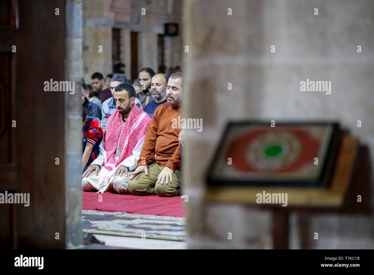 I musulmani visto che prendono parte a Taraweeh preghiere durante il Ramadan. Palestinese per i fanatici musulmani frequentano la preghiera notturna conosciuta come 'Taraweeh' alla moschea del sig. Hashim il secondo giorno dei musulmani sacro mese del Ramadan, nella città di Gaza. I musulmani di tutto il mondo celebrano il mese sacro del Ramadan pregando durante la notte e di astenersi dal mangiare e dal bere durante il periodo compreso tra gli orari di alba e tramonto. Foto Stock