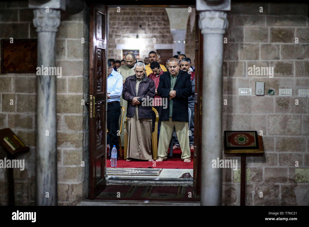 I musulmani visto che prendono parte a Taraweeh preghiere durante il Ramadan. Palestinese per i fanatici musulmani frequentano la preghiera notturna conosciuta come 'Taraweeh' alla moschea del sig. Hashim il secondo giorno dei musulmani sacro mese del Ramadan, nella città di Gaza. I musulmani di tutto il mondo celebrano il mese sacro del Ramadan pregando durante la notte e di astenersi dal mangiare e dal bere durante il periodo compreso tra gli orari di alba e tramonto. Foto Stock