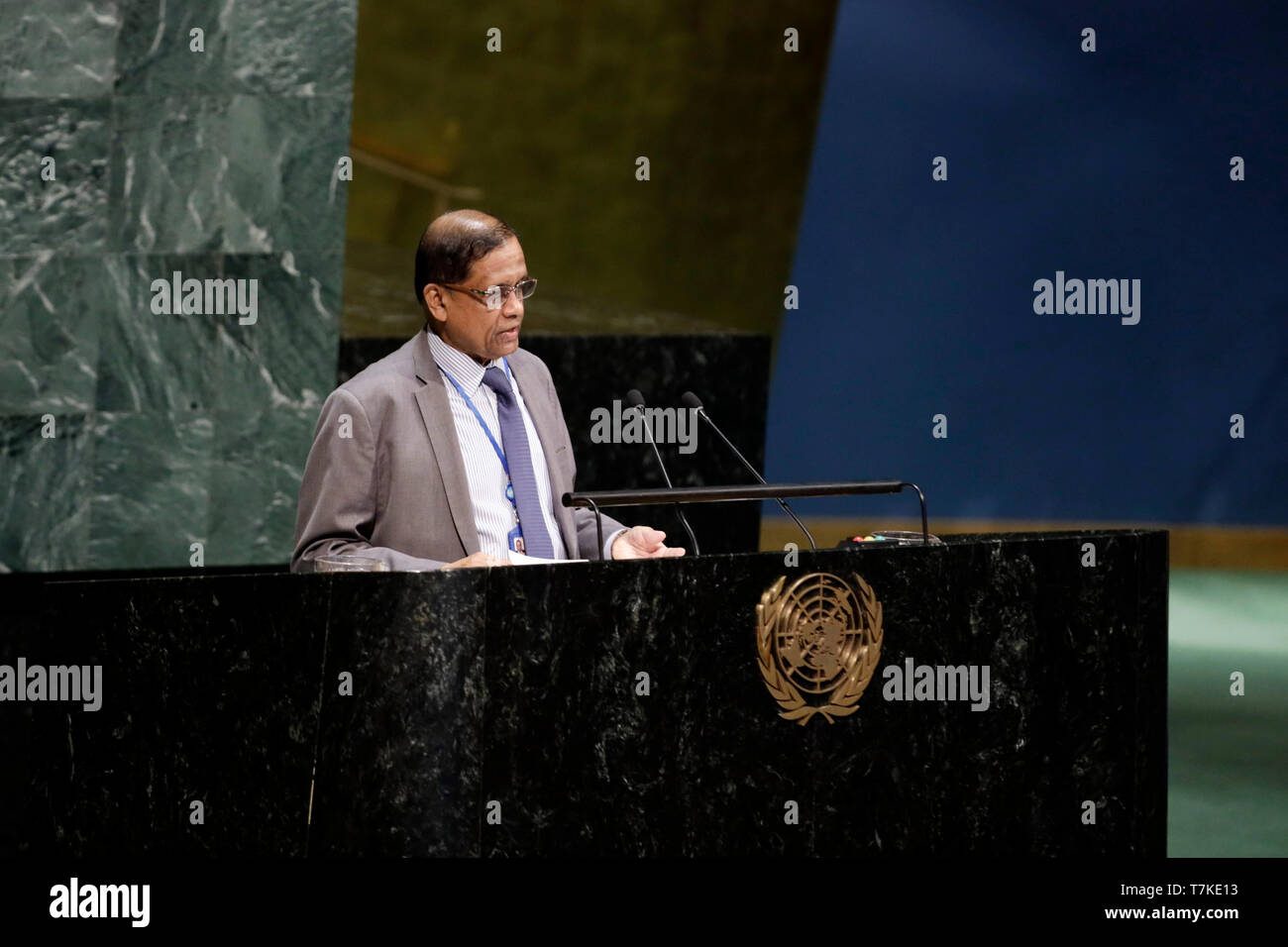 (190508) -- NAZIONI UNITE, 8 maggio 2019 (Xinhua) -- Amrith Rohan Perera, rappresentante permanente dello Sri Lanka alle Nazioni Unite, indirizzi di alto livello evento di lancio dell'Onu lotta terrorista Programma di Viaggio presso la sede delle Nazioni Unite a New York il 7 maggio 2019. L'Onu lotta terrorista programma di viaggio è stato lanciato da dell Ufficio delle Nazioni Unite di lotta al terrorismo in partenariato con la commissione antiterrorismo direzione Executive, un segretariato delle Nazioni Unite il corpo che assiste il Consiglio di Sicurezza dell'agenzia affiliata del Comitato di lotta al terrorismo; la Organizzazione Internazionale Aviazione Civile; LE NAZIONI UNITE Foto Stock
