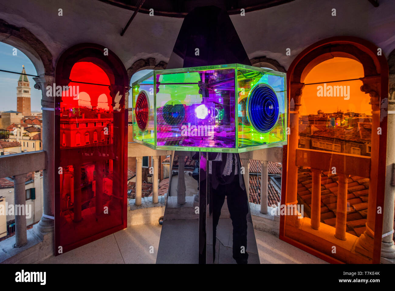 Venezia, Italia. Il 7 maggio 2019. Artista armeno Narine Arakelian trasforma la mitica scalinata a spirale del Palazzo Contarini del Bovolo in un multi-colore faro che è visibile in tutta la città per il Padiglione armeno. L'arte di installazione, chiamato il fiore Pharos è parte della città di Venezia ufficiale del programma di eventi per la 58ma Biennale, ed è la seconda volta che Narine è apparso alla Biennale. È curata da Pier Paolo Scelsi. Credito: Guy Bell/Alamy Live News Foto Stock