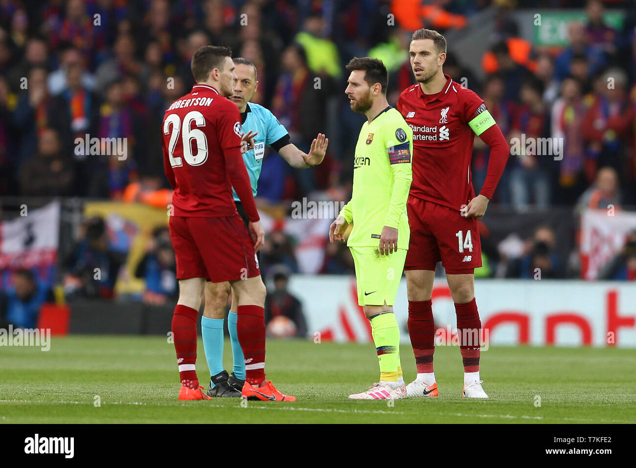 Liverpool, Regno Unito. 07 Maggio, 2019. Andrew Robertson di Liverpool (l) ha parole con Lionel Messi di Barcellona. UEFA Champions League semi final, seconda gamba corrispondono, Liverpool v Barcellona ad Anfield Stadium di Liverpool martedì 7 maggio 2019. Questa immagine può essere utilizzata solo per scopi editoriali. Solo uso editoriale, è richiesta una licenza per uso commerciale. Nessun uso in scommesse, giochi o un singolo giocatore/club/league pubblicazioni. pic da Chris Stading/Andrew Orchard fotografia sportiva/Alamy Live news Credito: Andrew Orchard fotografia sportiva/Alamy Live News Foto Stock