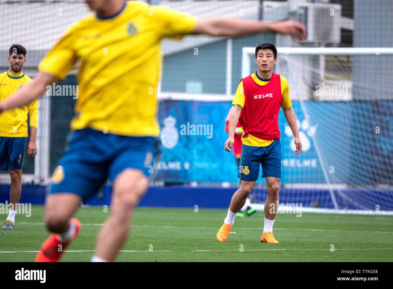 (190508) -- Barcellona, 8 maggio 2019 (Xinhua) -- Wu Lei prende parte alla sessione di allenamento del campionato spagnolo team RCD Espanyol di Barcellona, in Spagna, in data 8 maggio 2019. (Xinhua/Joan Gosa) Foto Stock