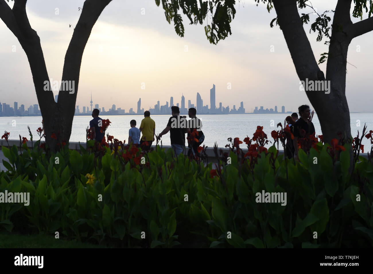 Kuwait City in Kuwait. Il 7 maggio, 2019. La gente a piedi sulla costa del Golfo Arabico Street in Kuwait City, capitale del Kuwait, il 7 maggio 2019. Credito: Asad/Xinhua/Alamy Live News Foto Stock