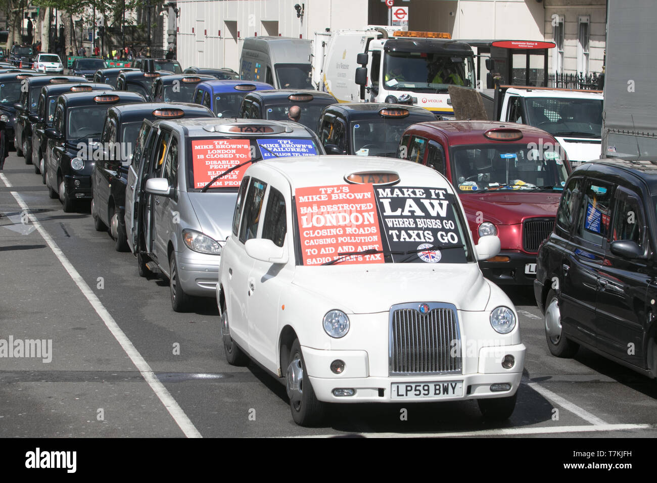 Londra, Regno Unito. 8 Maggio, 2019. Black Cab Driver inscenare una protesta a Westminster, bloccando l'accesso alla Piazza del Parlamento per protestare contro la tassa di congestione imposto da Londra TFL vietando loro di parti di Londra al fine di migliorare la qualità dell'aria e ridurre l'inquinamento Credito: amer ghazzal/Alamy Live News Foto Stock