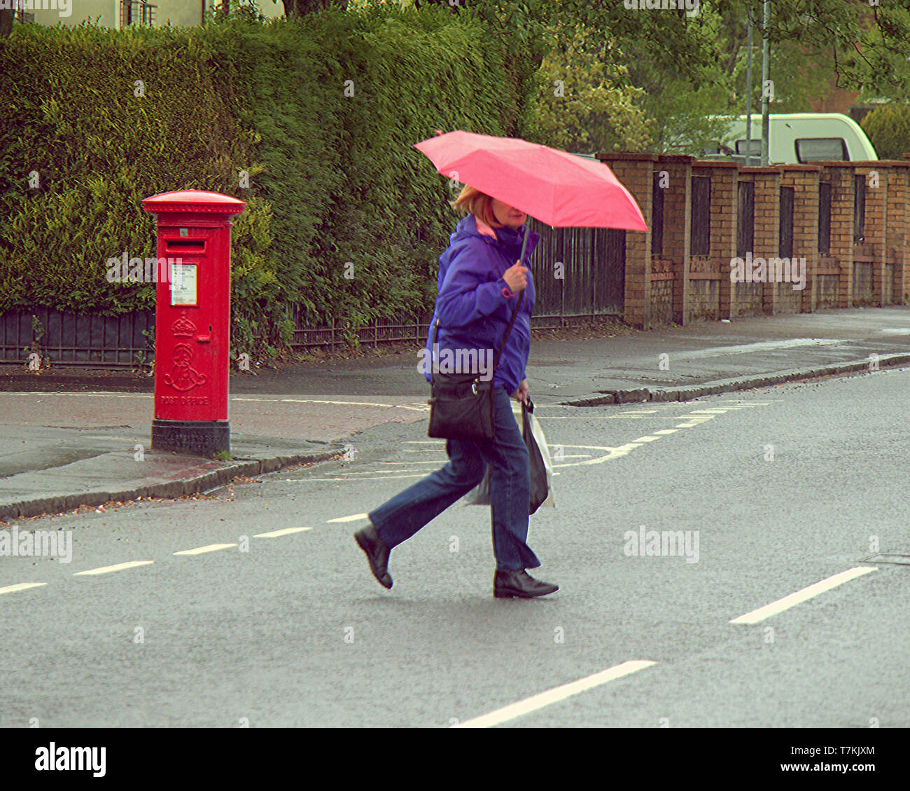 Glasgow, Scotland, Regno Unito, 8 maggio, 2019, UK Meteo. Pioggia e freddo in città per una giornata noiosa. . Credito traghetto Gerard/Alamy Live News Foto Stock
