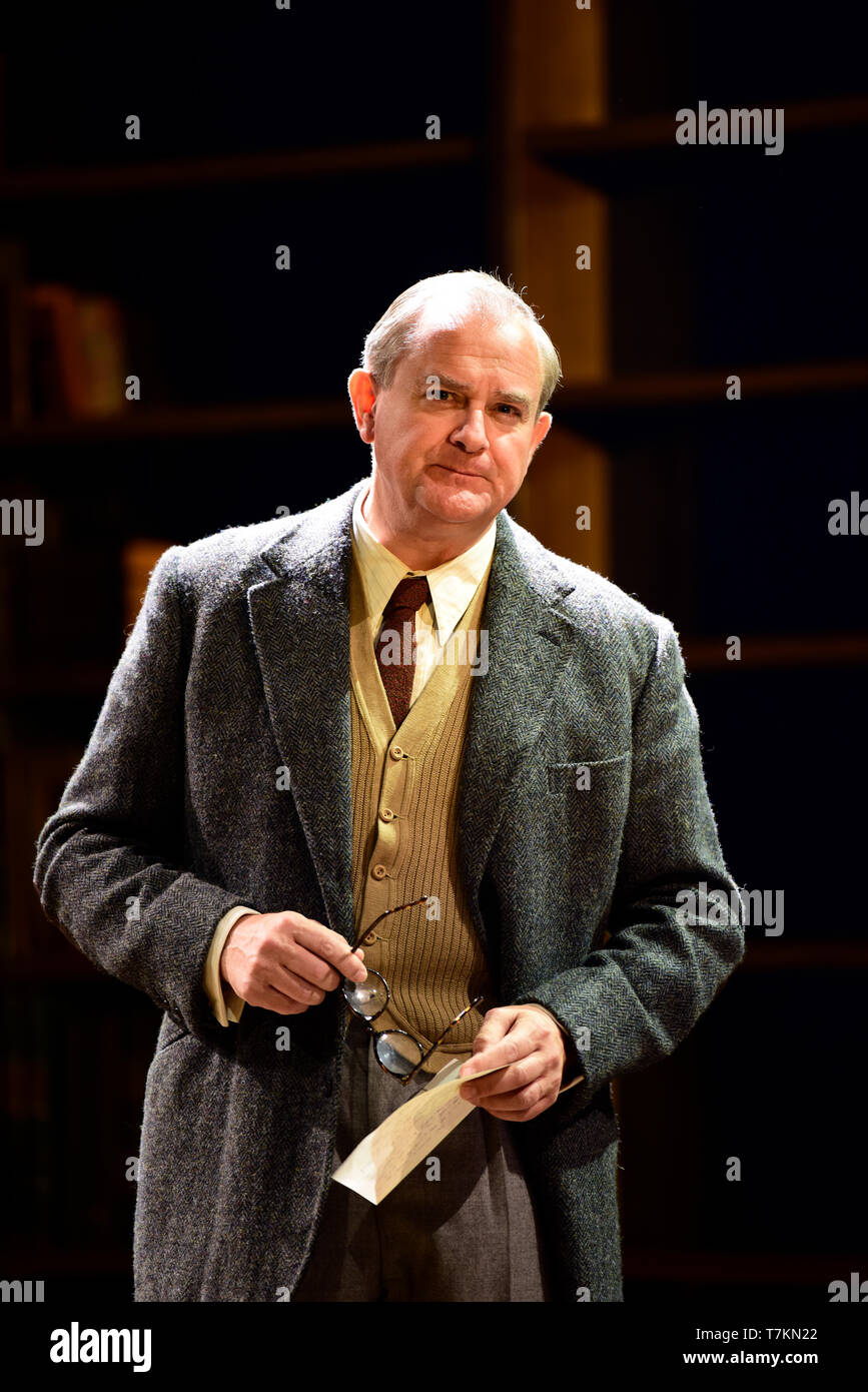 Hugh Bonneville la riproduzione di C.S. Lewis in Shadowlands da William Nicholson a Chichester Festival Theatre, West Sussex, Regno Unito. 1 maggio 2019. Foto Stock
