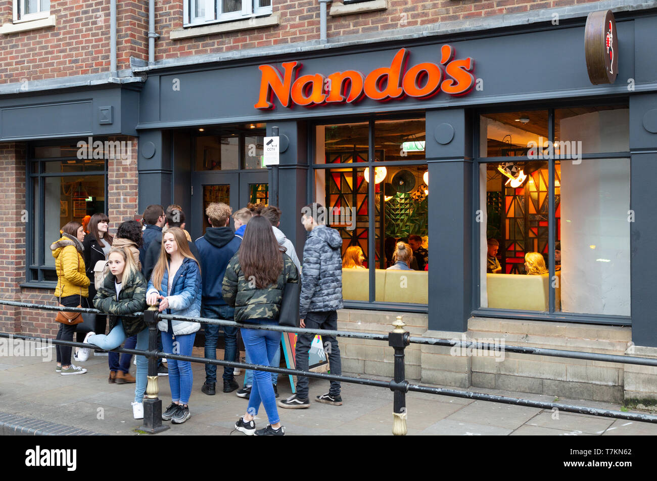Nandos ristorante REGNO UNITO - le persone in coda al di fuori della catena Nandos ristorante a Worcester, Worcestershire Inghilterra REGNO UNITO Foto Stock