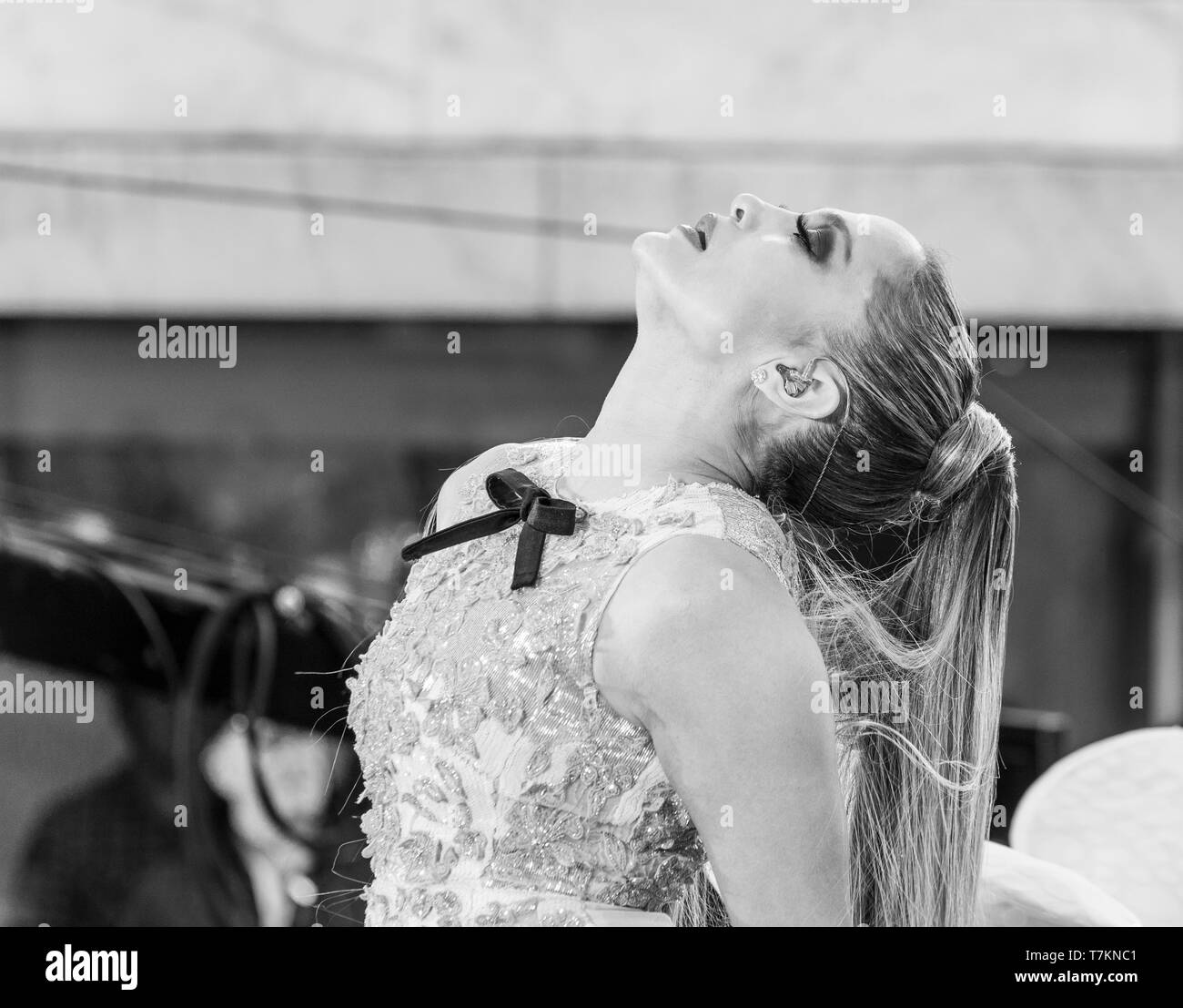 New York, NY - 6 Maggio 2019: Jennifer Lopez esegue sul palco per la NBC Today Show su oggi Plaza al Rockefeller Center Foto Stock