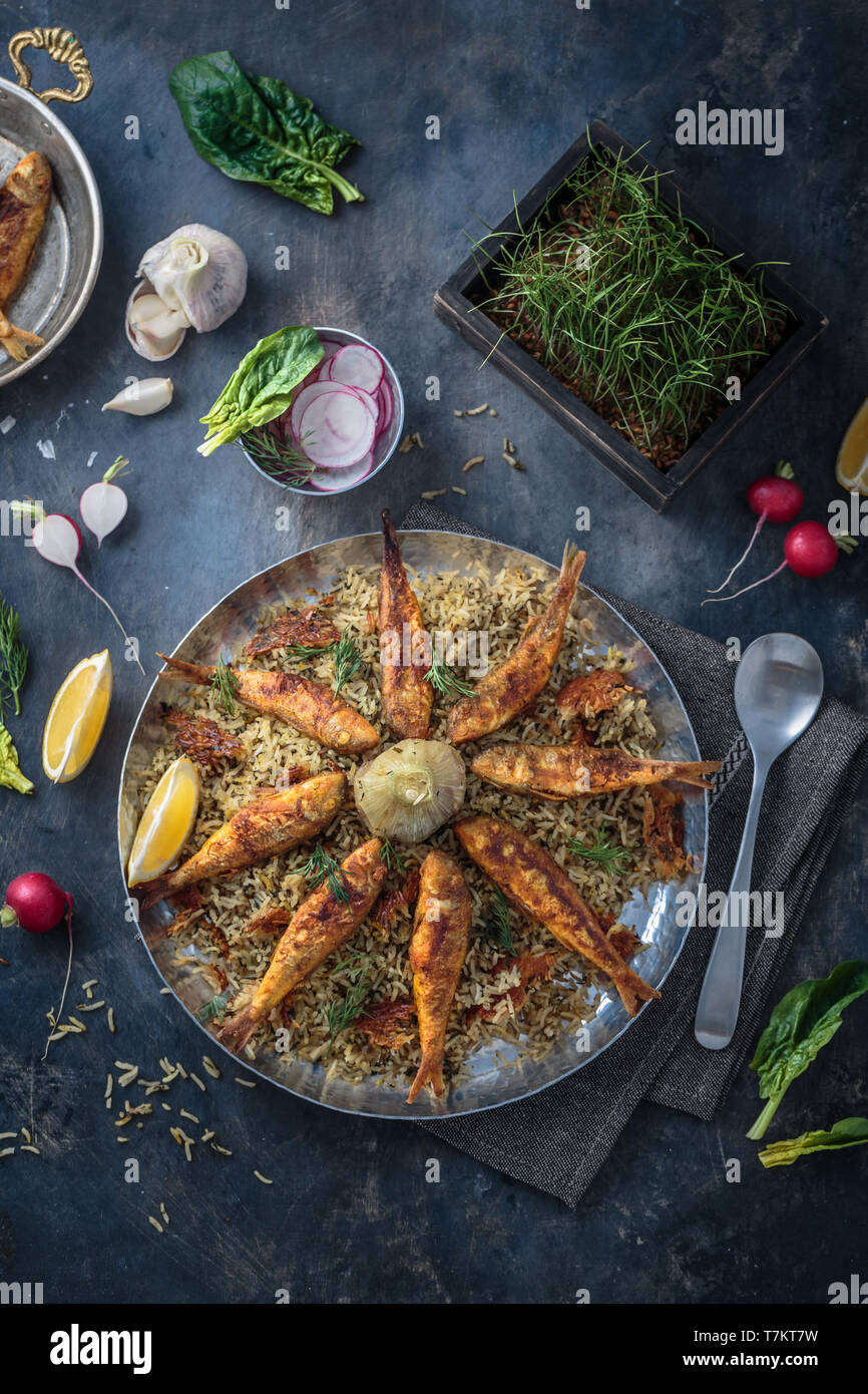 Sabzi Polo va Mahi - erborinati persiano di riso e il pesce fritto in padella Foto Stock