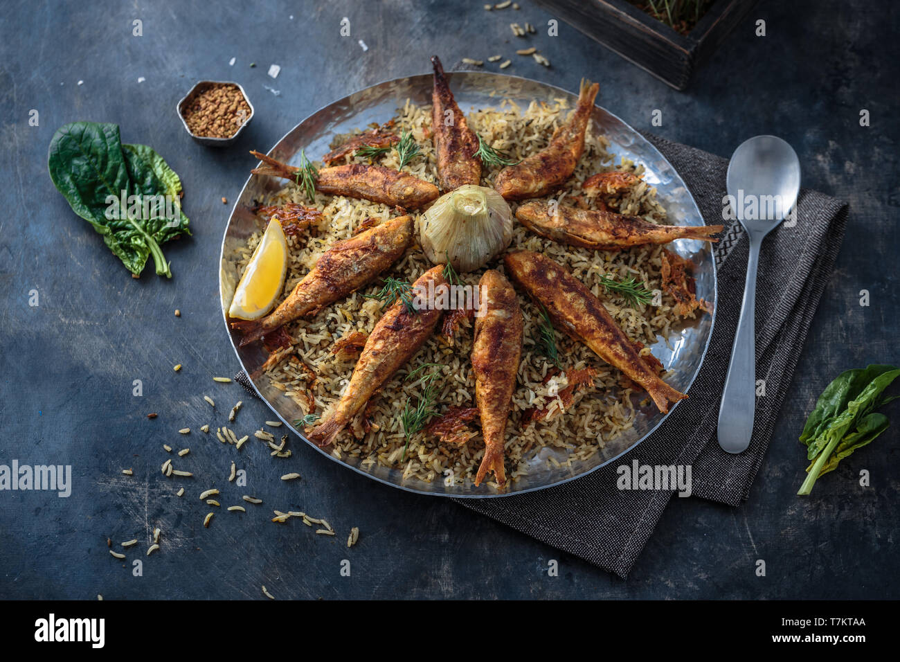 Il persiano erborinati riso sabzi polo con alle triglie di scoglio fritte, spazio di copia Foto Stock
