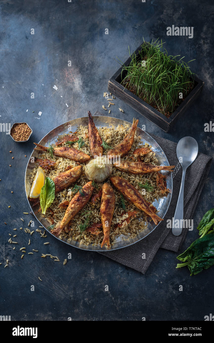 Erborinati riso con pesce fritto, persiano anno nuovo piatto Foto Stock